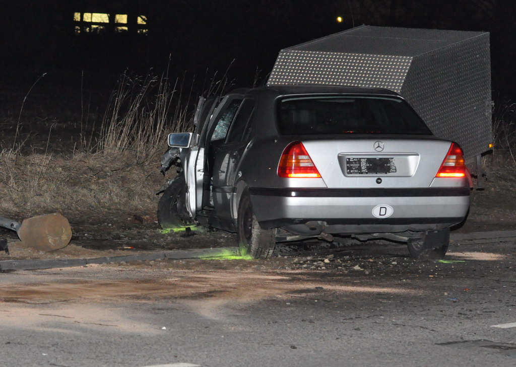 VU mit Fahrerflucht Koeln Loevenich P07.JPG